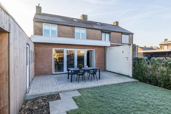 Foto - Te koop: Instapklare gemoderniseerde geschakelde 2 onder 1 kap woning met aanbouw, 3 slaapkamers, garage en een tuin in Voerendaal